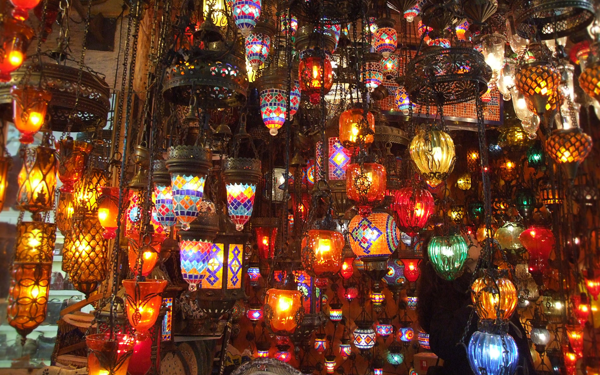 Kapalıçarşı’da Lambalar, İstanbul, Türkiye (Lamps at the Grand Bazaar, Istanbul, Turkey)